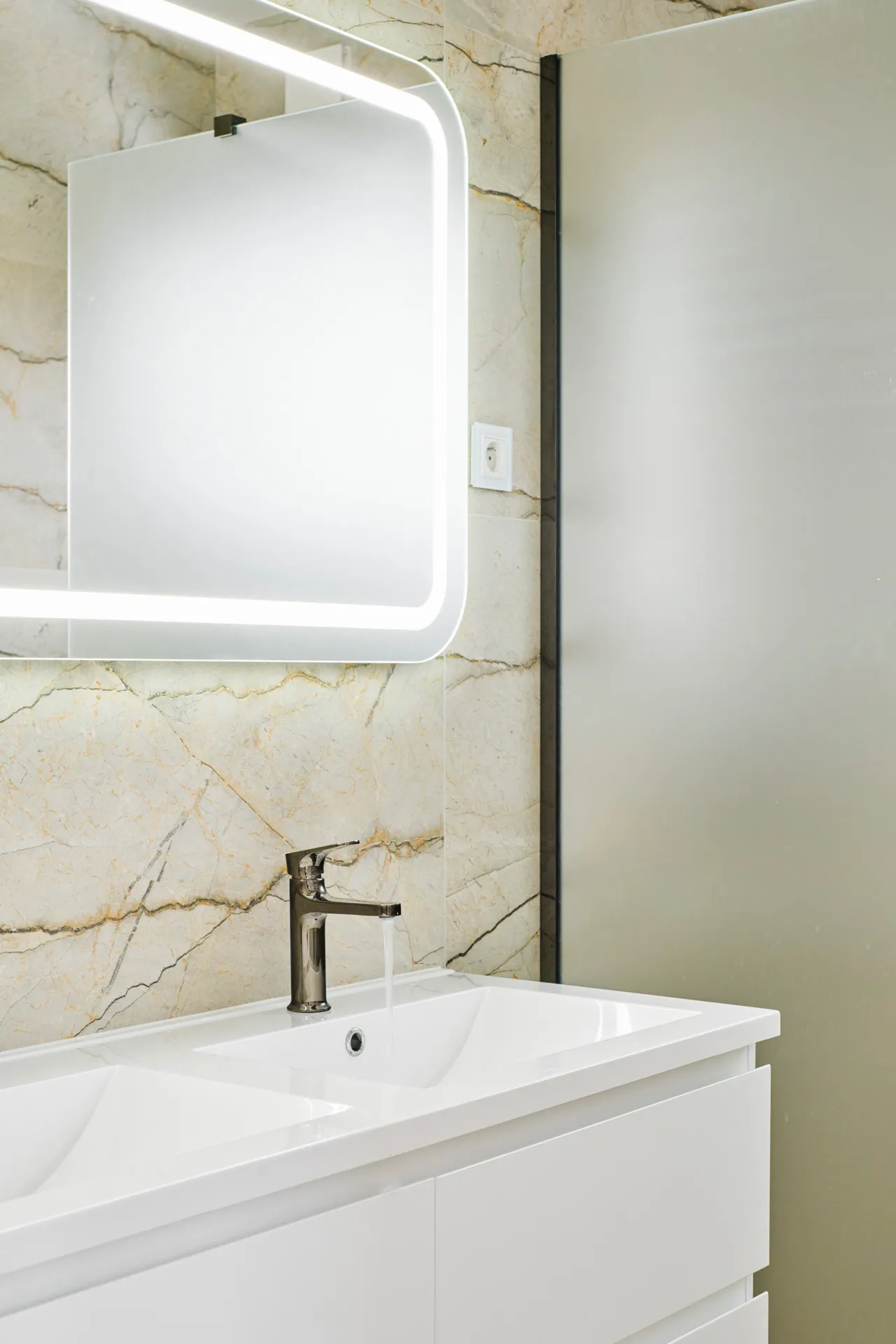 Oaza Davathors Houses, umyvadlo v koupelne