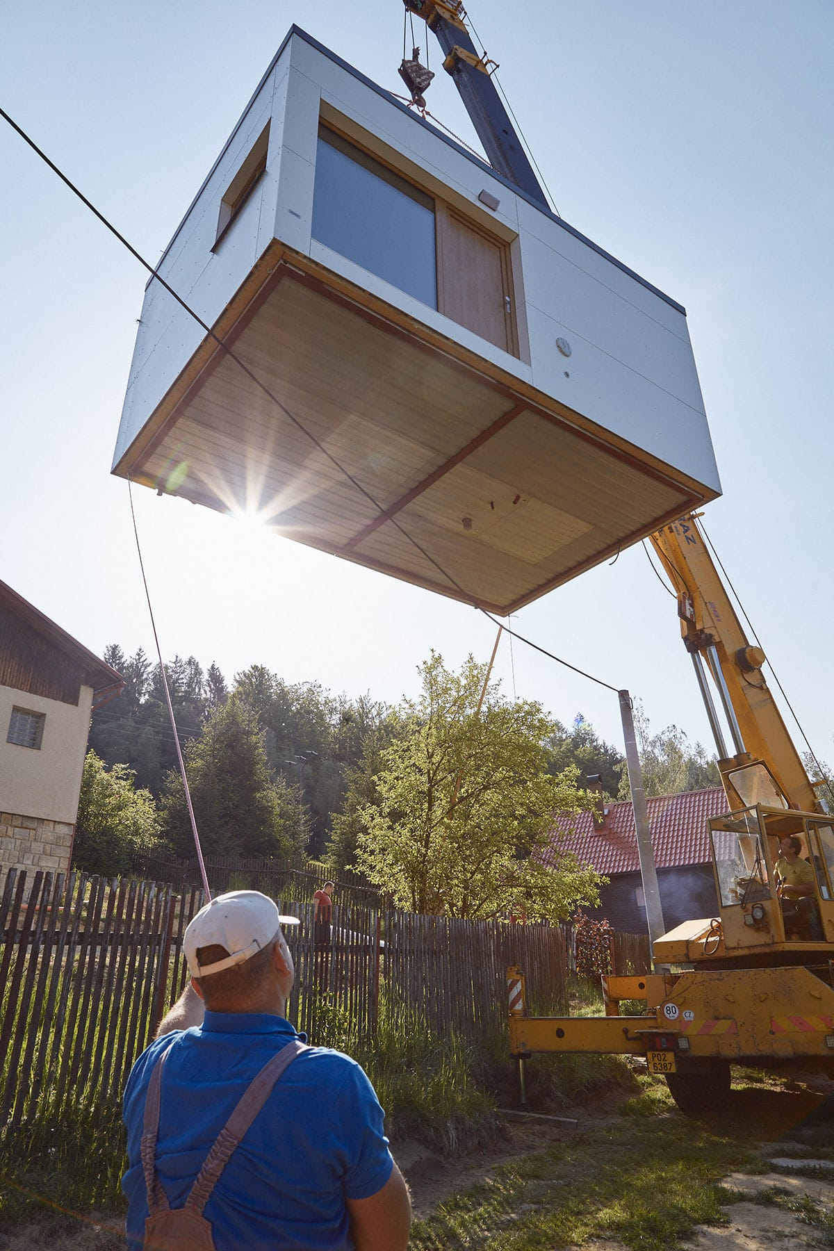 Přesouvání Hideaway modulu pomocí jeřábu