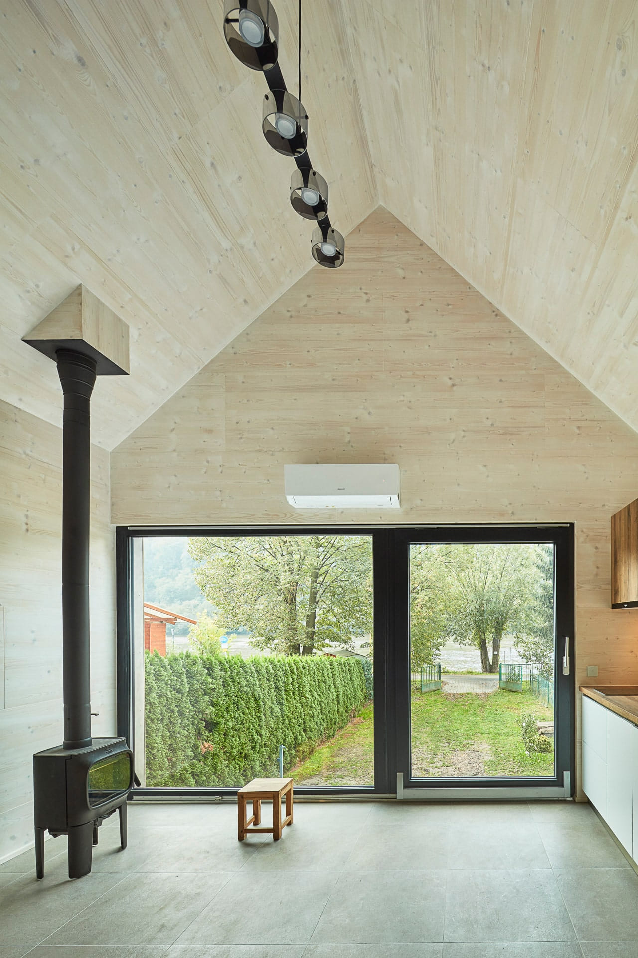 Villa, Usti nad Labem, Davathors Houses - kuchyň s francouzským oknem s krbem