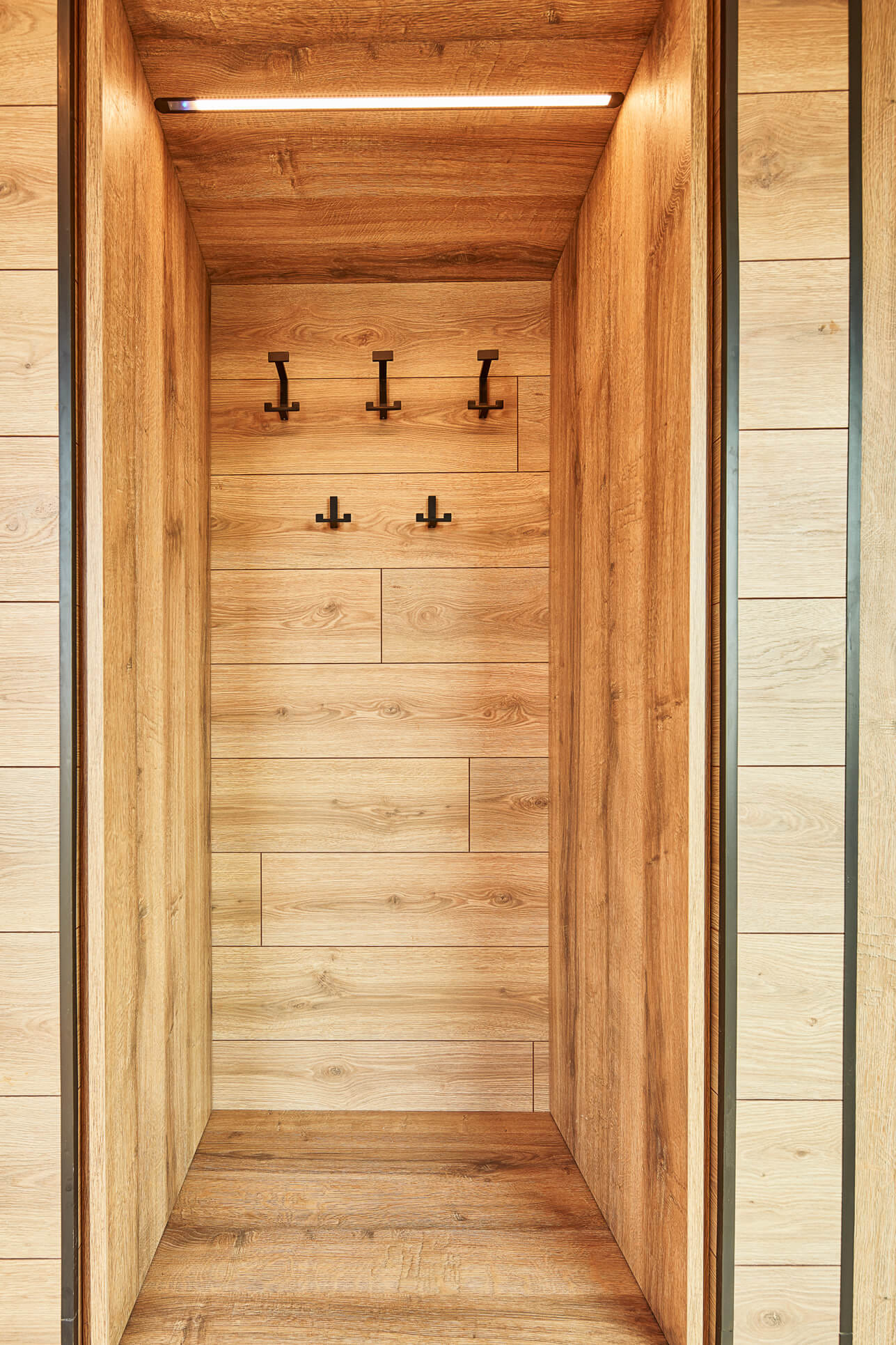 Modul hideaway 48m2 Břežany, šatna.