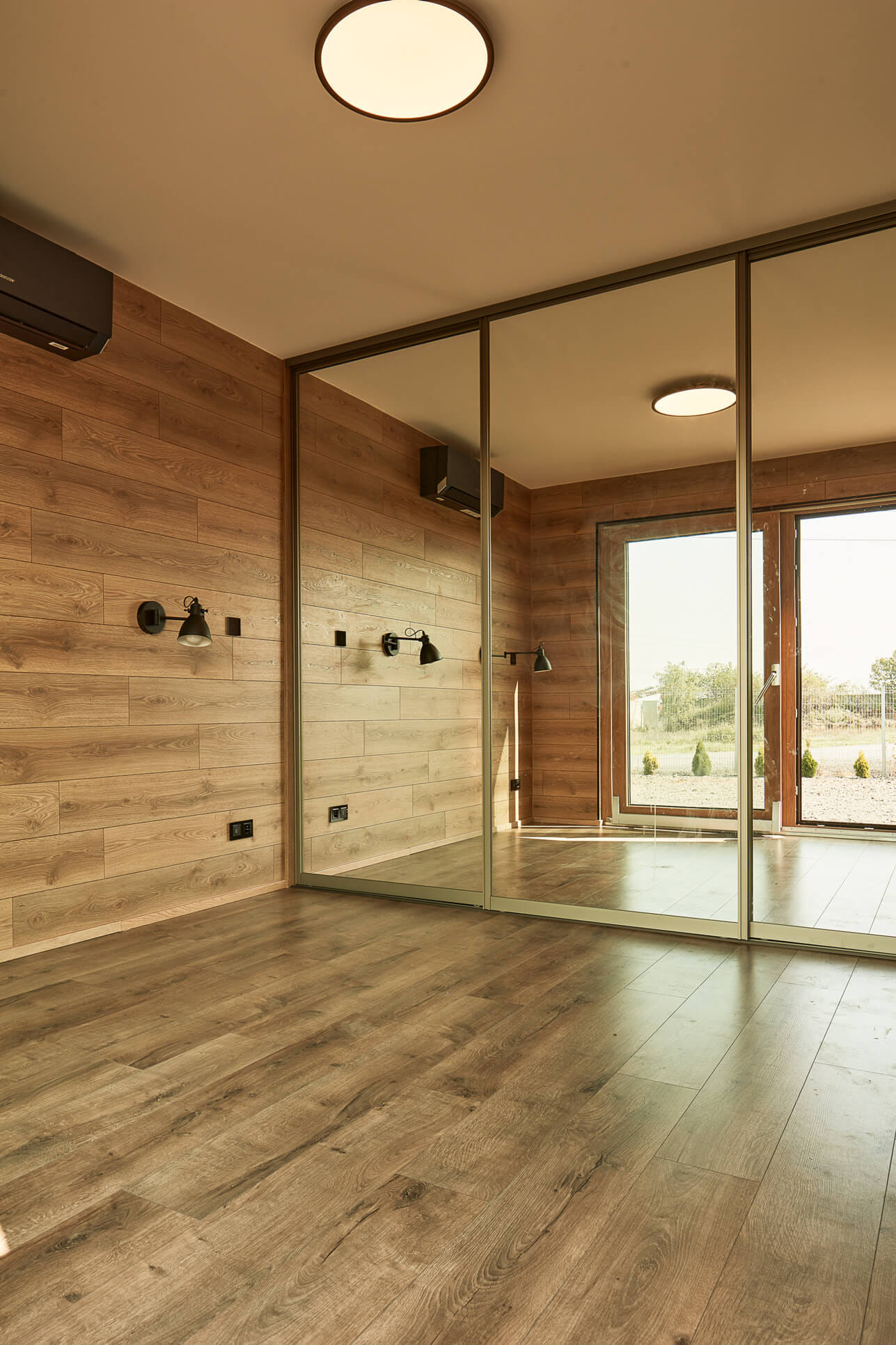 Modul hideaway 48m2 Břežany, ložnice a vestavěná skříň.