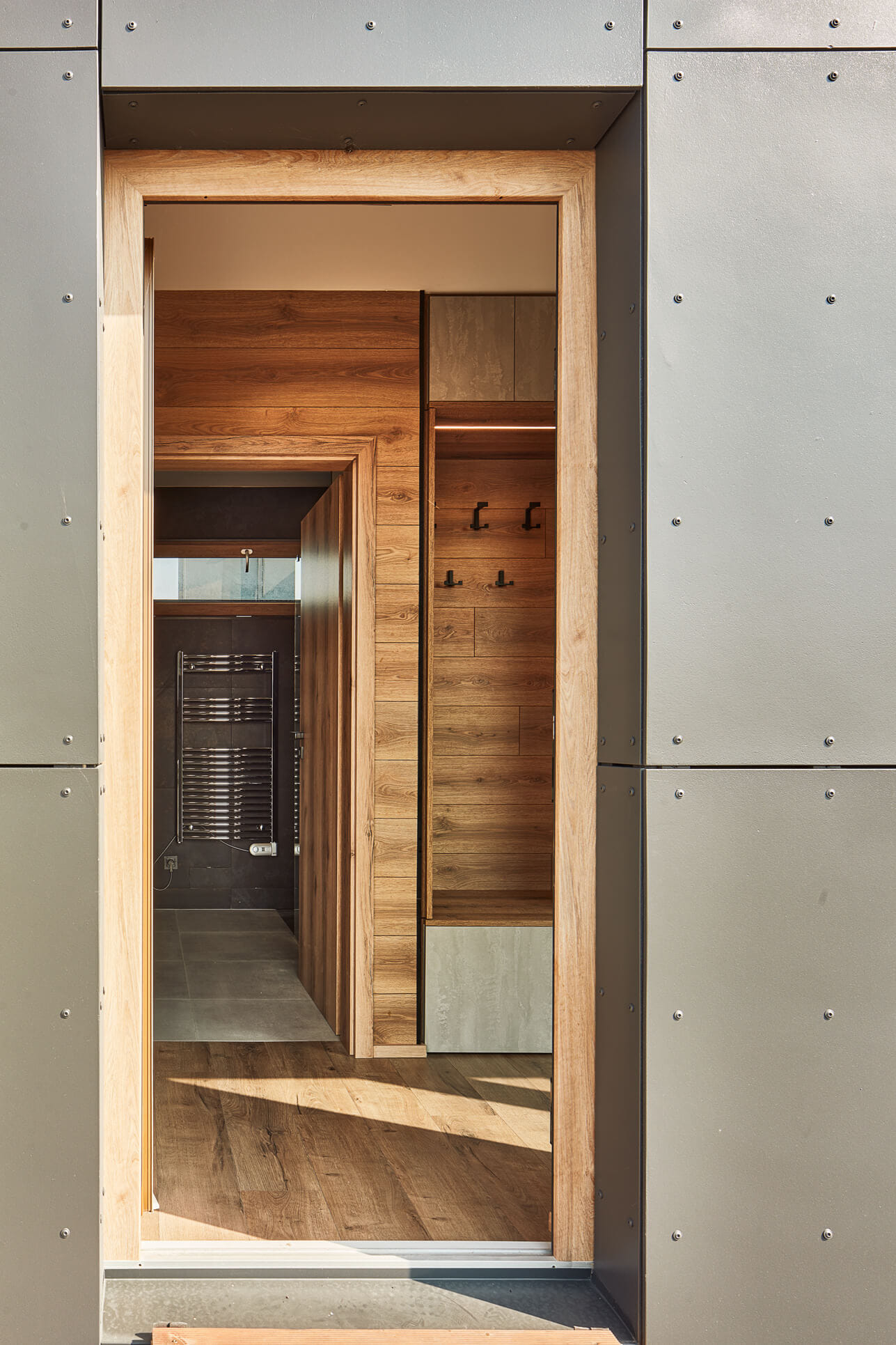 Modul hideaway 48m2 Břežany, vstupní dveře.
