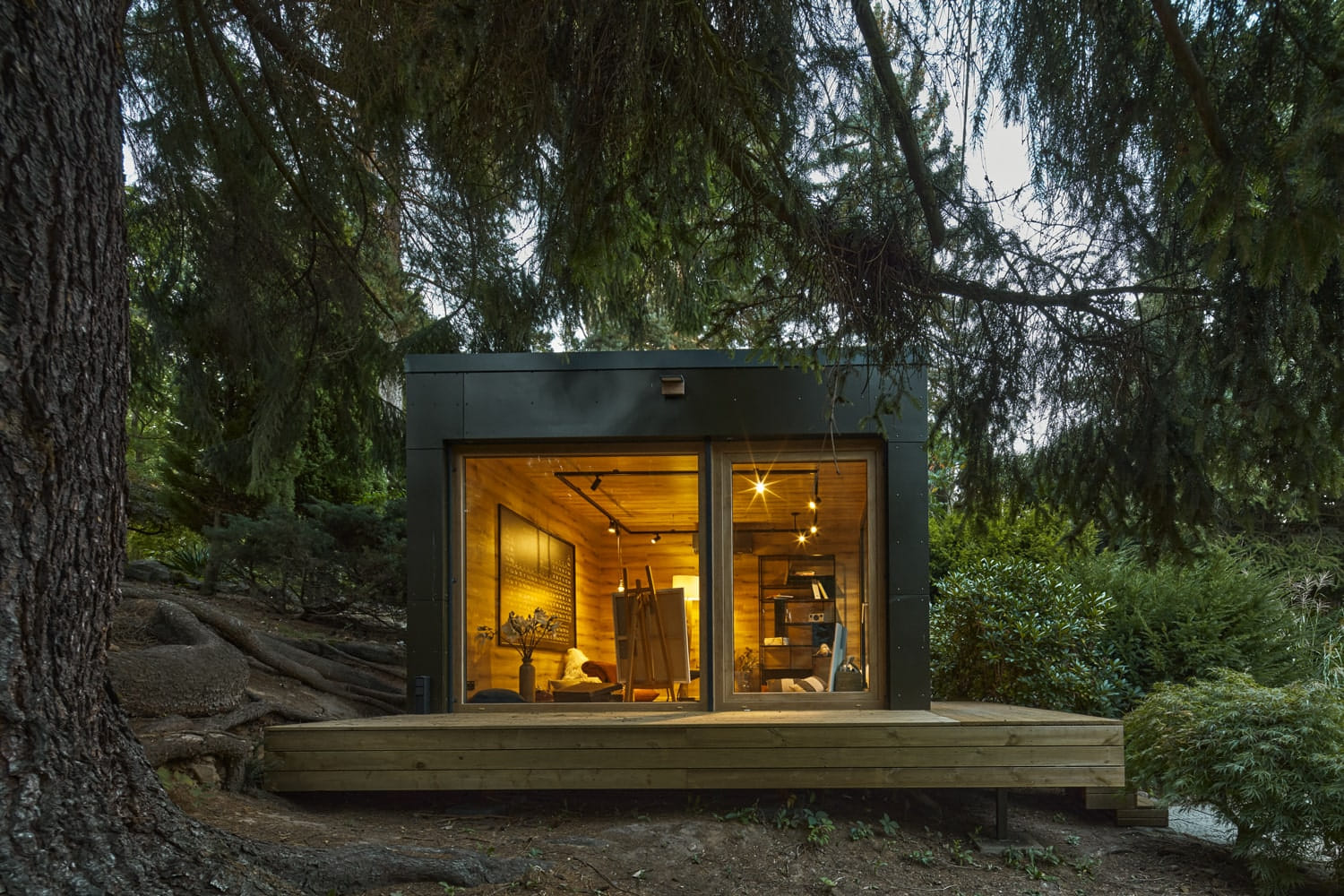 Modul Hideaway ateliér ze strany pohled z lesa v noci