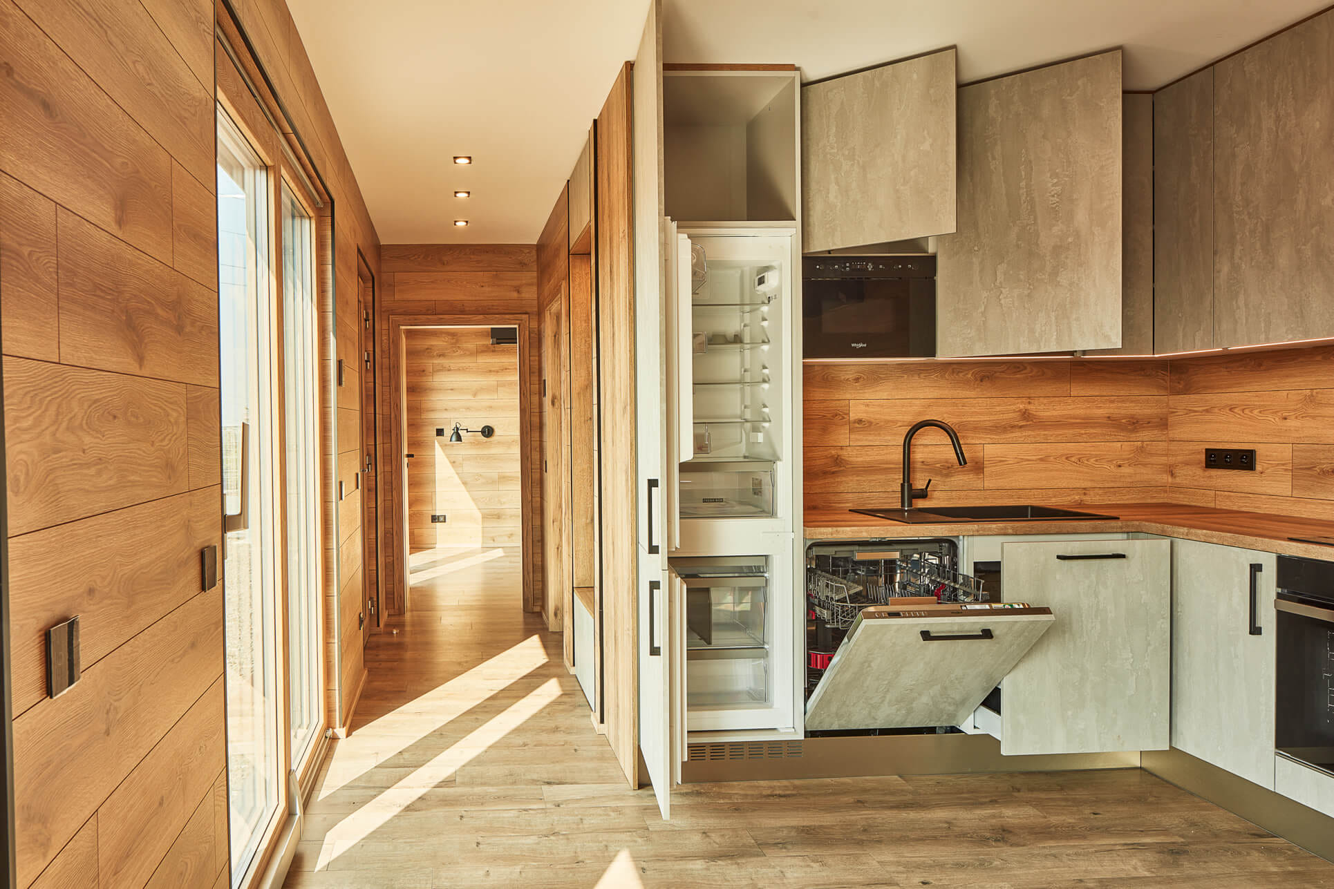 Modul hideaway 48m2 Břežany, kuchyň s otevřenými spotřebiči.
