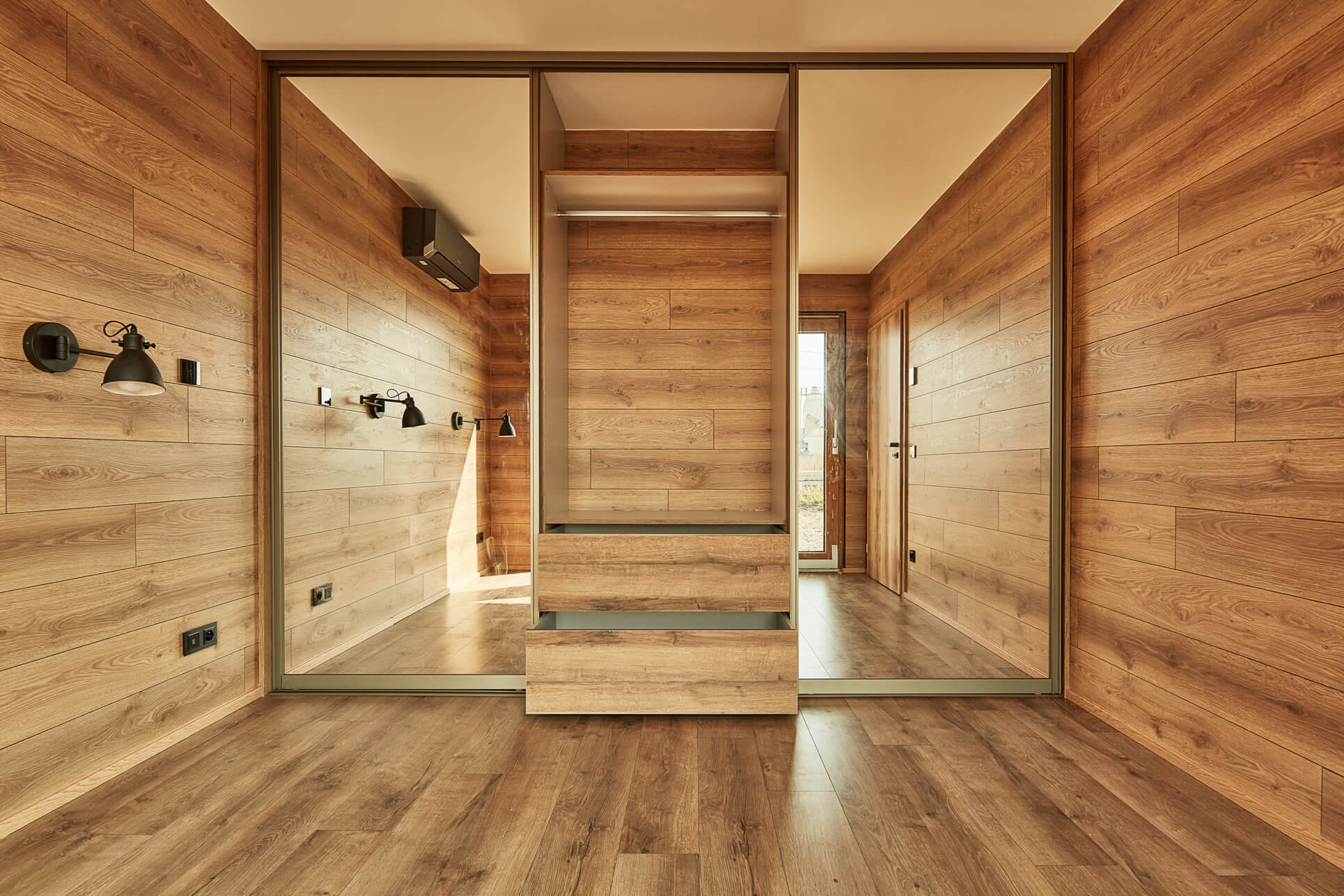 Modul hideaway 48m2 Břežany, vestavěná skříň v ložnici zepředu.