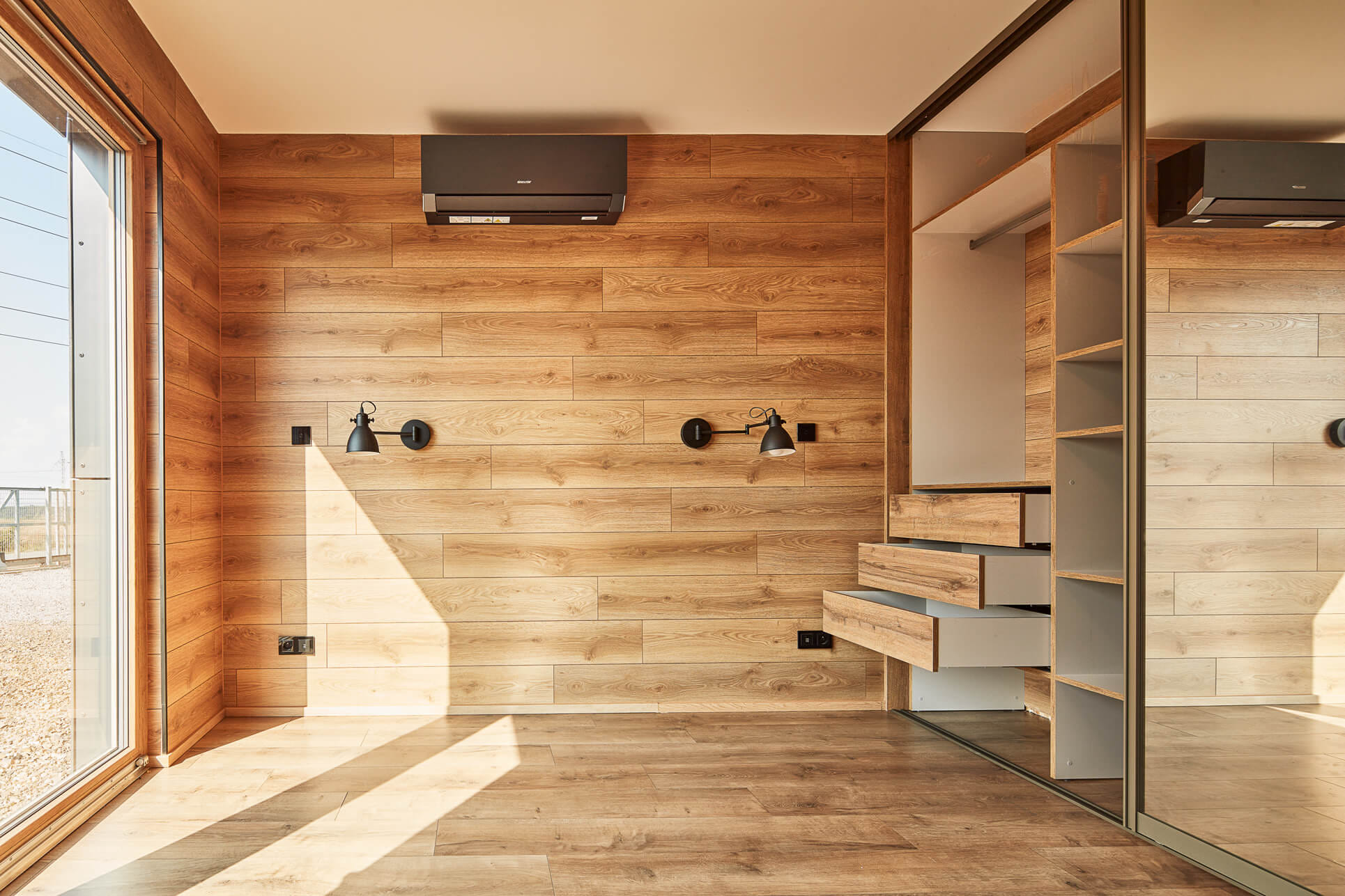 Modul hideaway 48m2 Břežany, ložnici s otevřenými šuplíky.