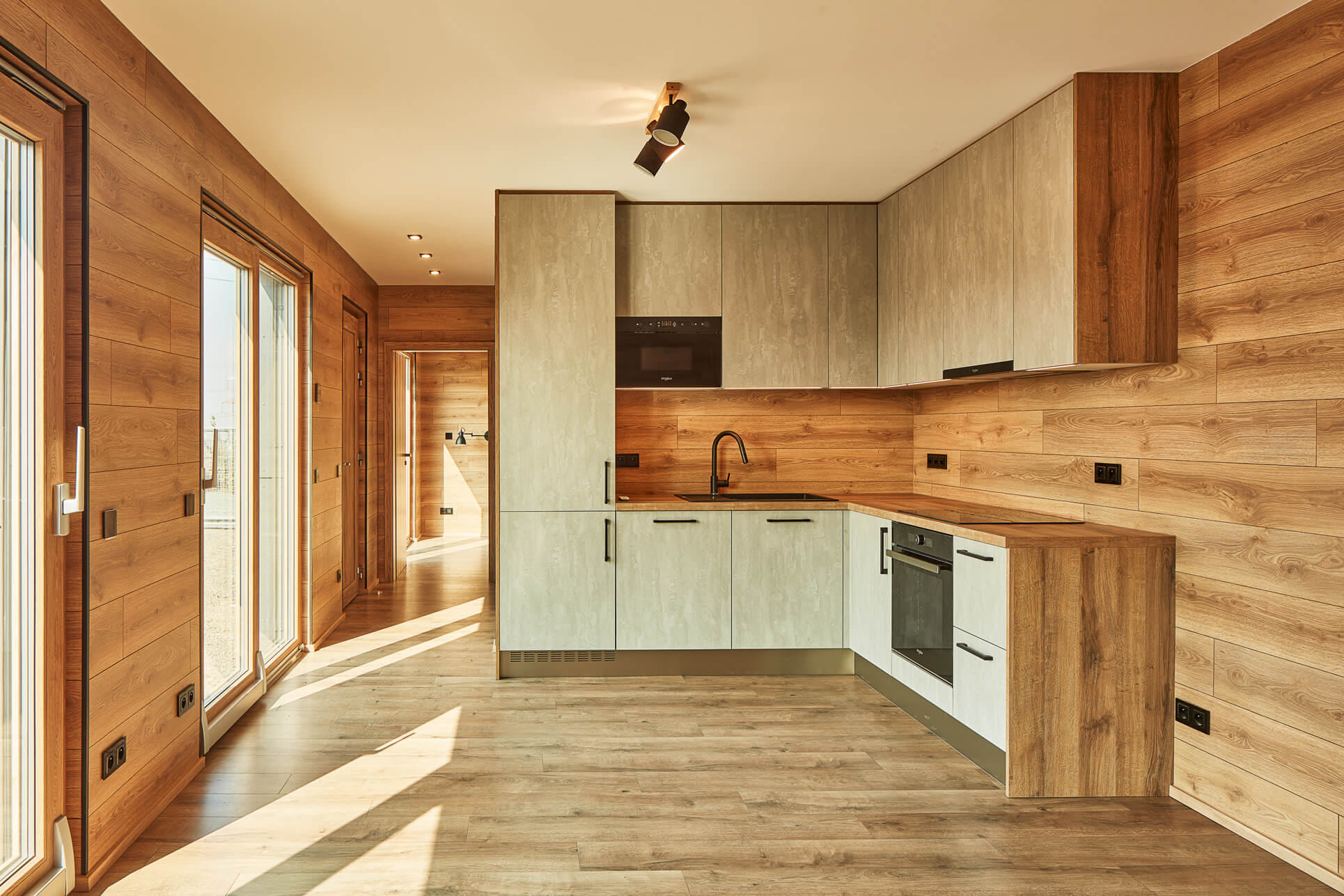 Modul hideaway 48m2 Břežany, kuchyň z boku.